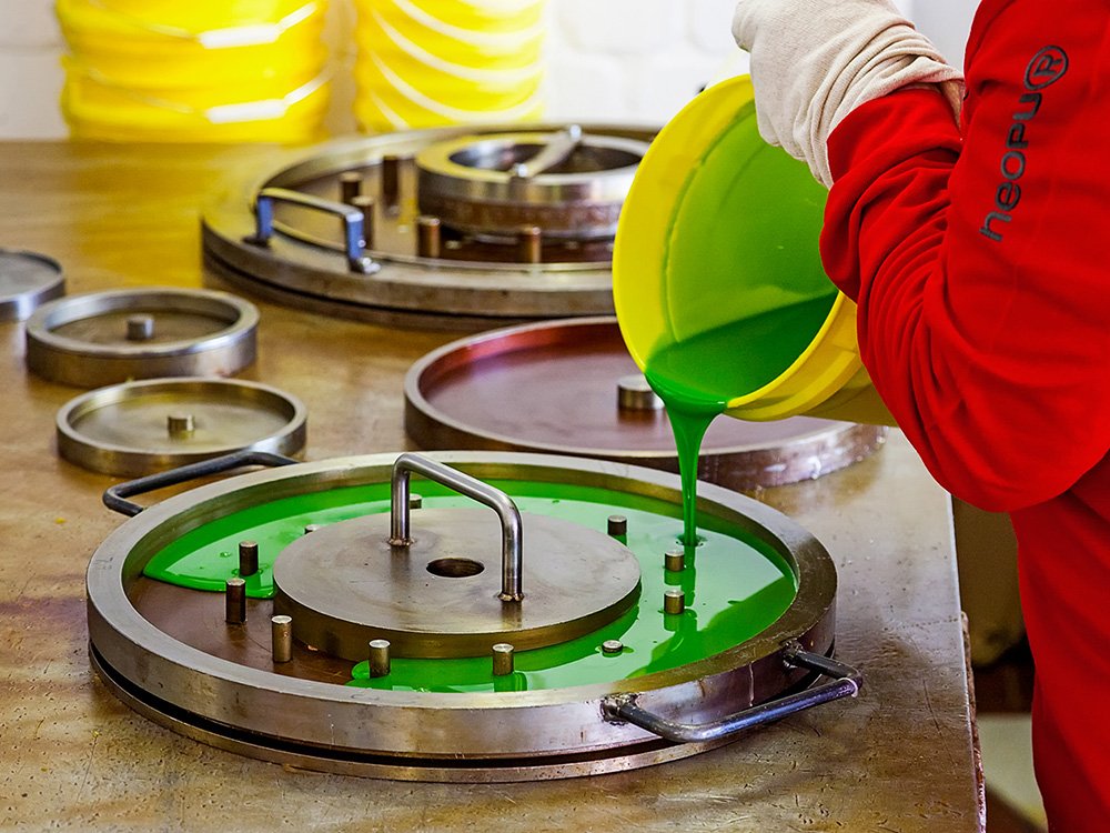 Gieß-Elastomer Verarbeitung bei der Herstellung von Polyurethan-Formteilen Flüssiges Polyurethan wird in eine runde Metallform gegossen