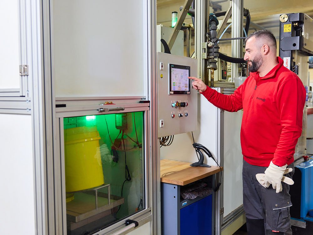 Steuerung und Überwachung der Gieß-Elastomer Produktion Mitarbeiter bedient eine Maschinensteuerung bei der Herstellung von Polyurethan-Formteilen